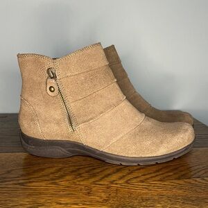 Clark’s Women’s Zip Ankle Suede Booties Tan Cushioned Size 8